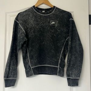 Like New Nike crewneck. Size XS.